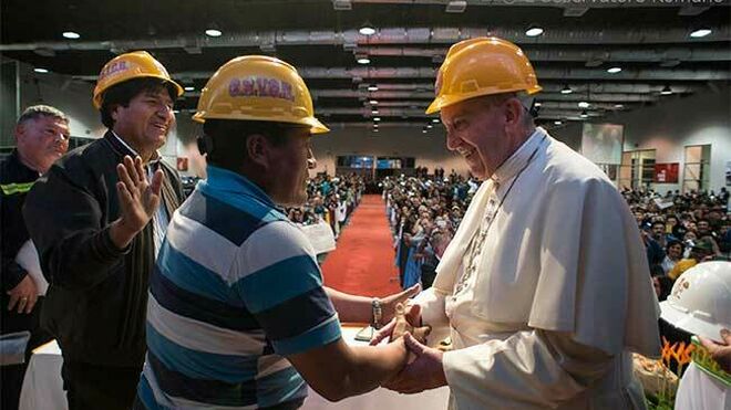 El Papa, con casco obrero
