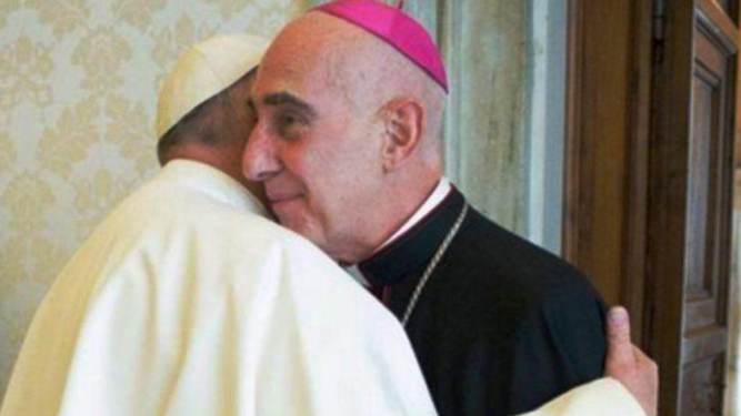 El Papa abraza a monseñor Lamalfa