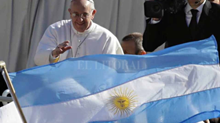 Papa y bandera argentina