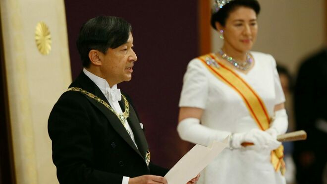 El nuevo emperador japonés Naruhito, con la emperatriz Masako, tiene su primer discurso