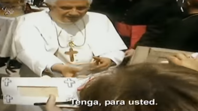 Benedicto recoge la guitarra de los niños españoles en 'Salvados por la Iglesia'