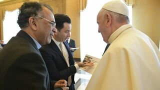 Francisco junto a dos participantes de la reunión-diálogo sobre “Minería para el bien común”
