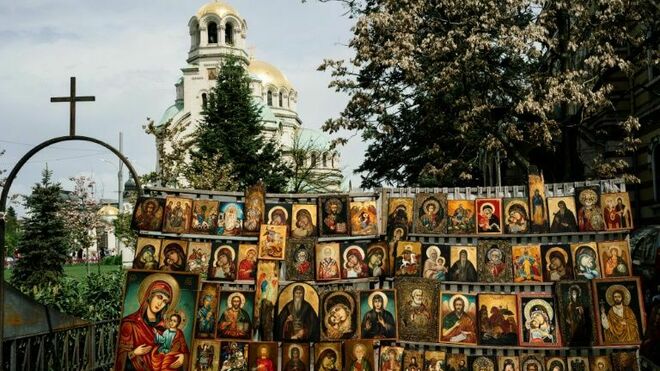 Iconos ortodoxos exhibidos en un mercadillo cerca de la catedral de Alexander Nevski de Sofía