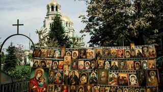 Iconos ortodoxos exhibidos en un mercadillo cerca de la catedral de Alexander Nevski de Sofía