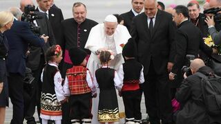 Francisco recibe los regalos de manos de los niños