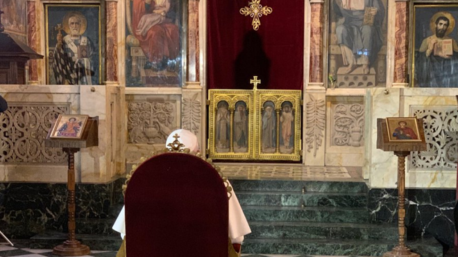 El Papa reza ante el altar de los santos Cirilo y Metodio
