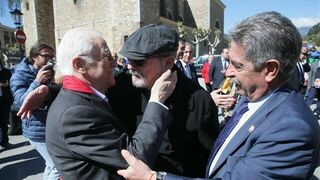 Silvio Rodriguez y el padre Ángel se abrazan bajo la mirada del presidente de Cantabria, Miguel Ángel Revilla que, asegura, ha visto un 'sueño cumplido'