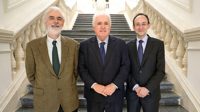 El rector de Deusto José María Guibert (en el centro), acompañado de los rectores de la Universidad Pontificia Comillas, Julio Martínez, (izqda..) y de la Universidad Ramon Llull, Josep Maria Garrell (drcha.)