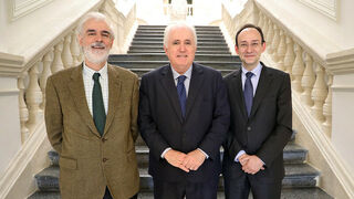 El rector de Deusto José María Guibert (en el centro), acompañado de los rectores de la Universidad Pontificia Comillas, Julio Martínez, (izqda..) y de la Universidad Ramon Llull, Josep Maria Garrell (drcha.)