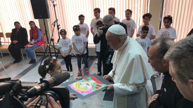 El Papa recibe algunos dibujos de los niños refugiados