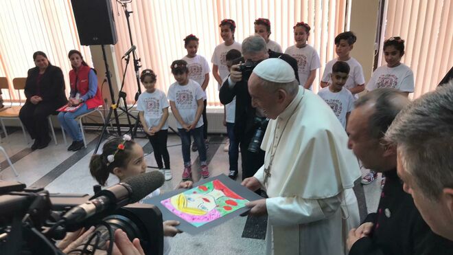 El Papa recibe algunos dibujos de los niños refugiados