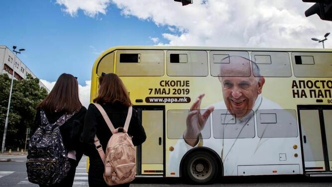 Un bus de Skopje con un retrato del Papa