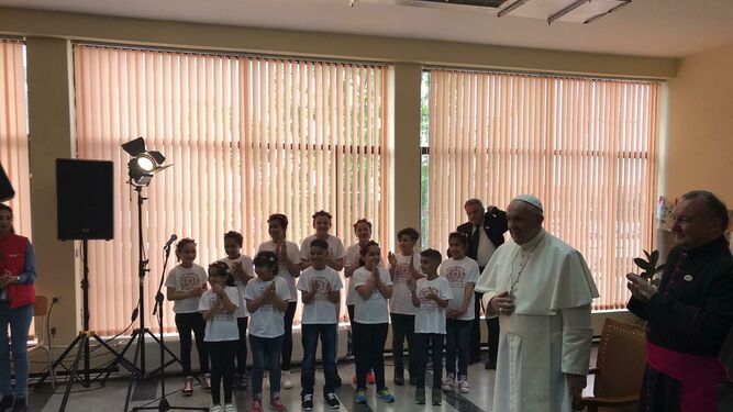 Francisco escucha a los menores refugiados