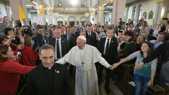 El Papa, a su entrada a la parroquia para su encuentro con la comunidad católica búlgara