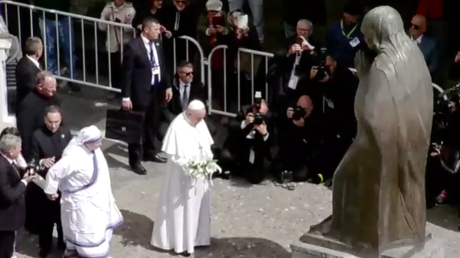 Francisco y la superiora de las Misioneras de la Caridad, ante la estatua de Madre Teresa