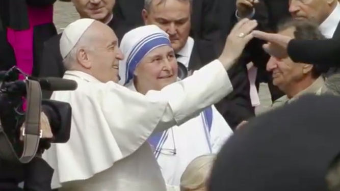 Francisco saluda a los pobres atendidos por las Misioneras de la Caridad en Skopje