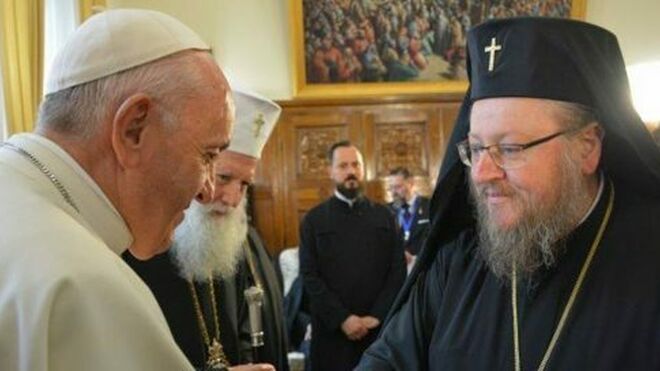 El metropolita Naum saluda al Papa en presencia del Patriarca Neofit