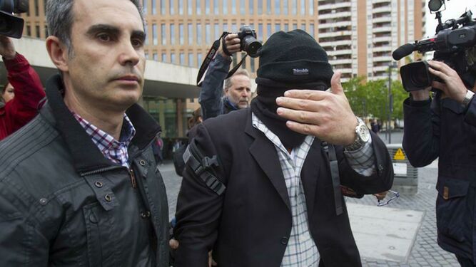 El pedófilo Joaquín Benítez sale de la Audiencia