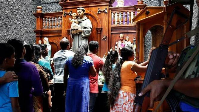 Fieles rezando en la iglesia de San Antonio de Colombo