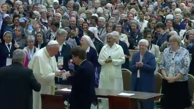 Francisco, con las religiosas