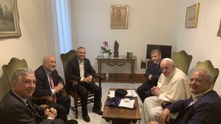 Joseph Stiglitz y los directores de Scholas, con el Papa