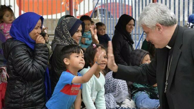 El limosnero saluda a algunos de los niños