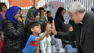 El limosnero saluda a algunos de los niños