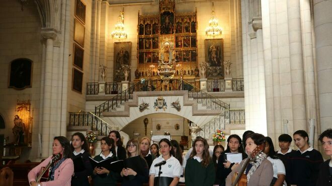 Coro del Colegio Santamarca en la catedral de la Almudena de Madrid
