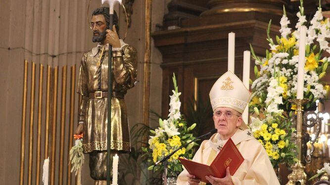 El cardenal Osoro, junto a la imagen de San Isidro