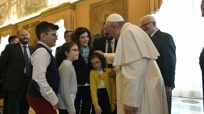 El Papa saluda hoy a una niña