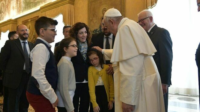 El Papa saluda a una niña