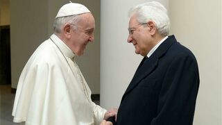 El presidente italiano Sergio Mattarella con el Papa Francisco