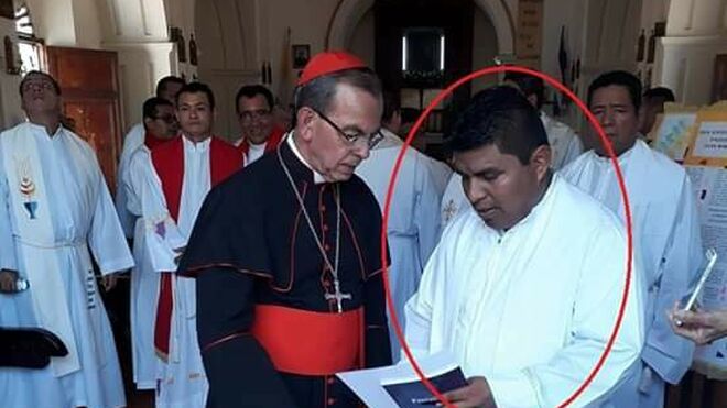 El sacerdote asesinado, Cecilio Pérez, con el cardenal Rosa Chávez