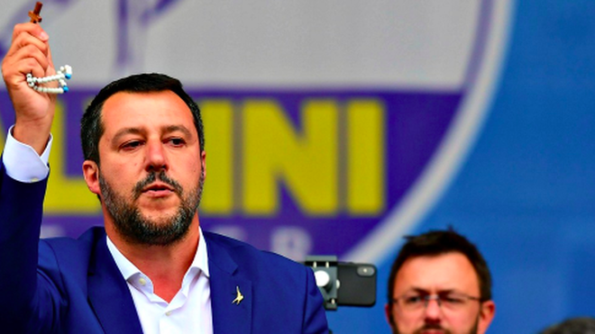 Salvini, mostrando el rosario en el mítin de la Liga Norte