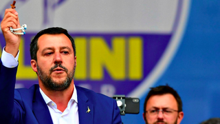 Salvini, mostrando el rosario en el mítin de la Liga Norte