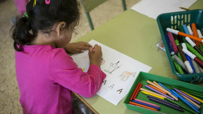 Una niña estudiando