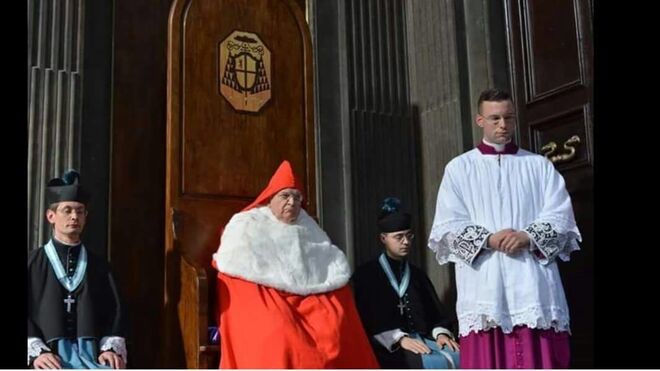 El cardenal Raymond Burke (c)