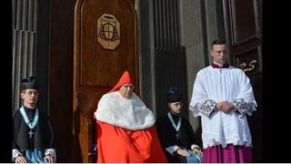 El cardenal Raymond Burke (c)