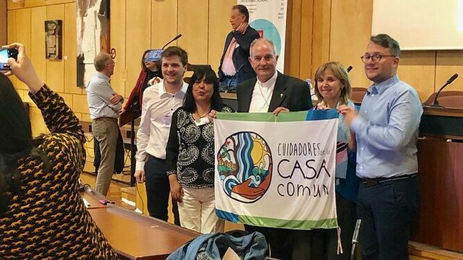 Monseñor Lugones y los "cuidadores de la Casa Común"