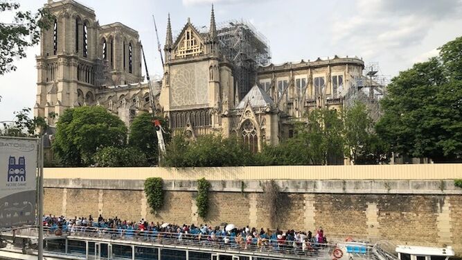 Catedral de Notre Dame y bateau