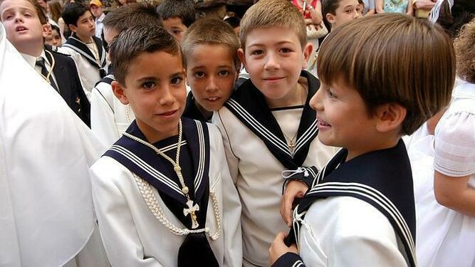 Niños vestidos de marinero para su Primera Comunión
