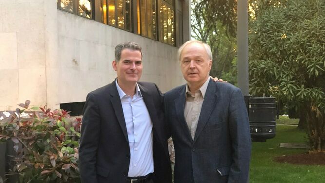 Los teólogos Rafael Luciani (i) y Carlos Schickendantz
