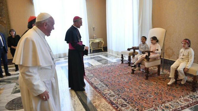 El Papa y Ganswein bromean con los niños que se sentaron en el sillón papal