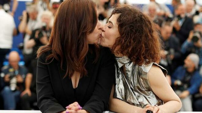Lubna Azabal y Nisrin Erradi se besan en la alfombra roja de Cannes