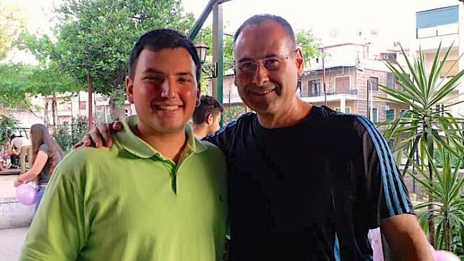 Alberto López (d) abraza a un joven sirio