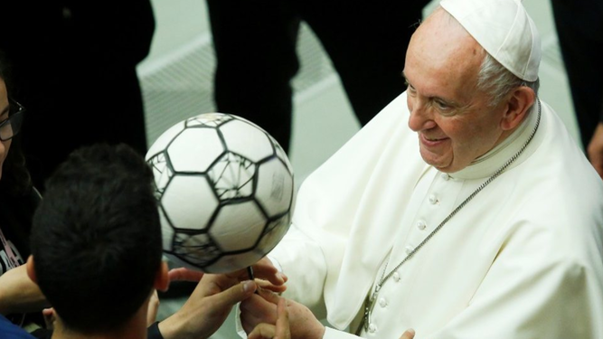 El Papa con un balón de fútbol