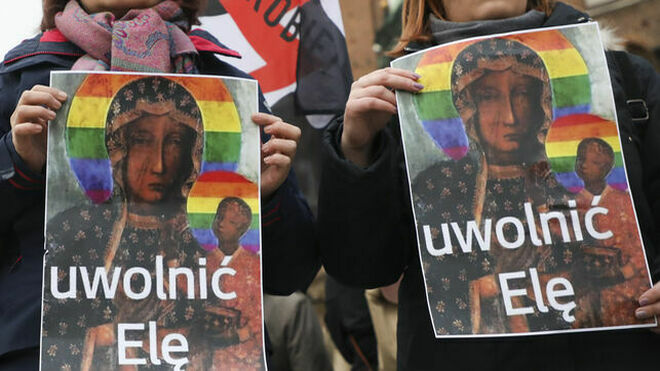 Manifestantes en Polonia muestran una imagen de la virgen con la bandera LGTBI y el mensaje 'Ela libertad' en apoyo a la activista feminista detenida Elzbieta Podlesna.