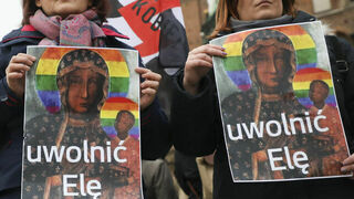 Manifestantes en Polonia muestran una imagen de la virgen con la bandera LGTBI y el mensaje 'Ela libertad' en apoyo a la activista feminista detenida Elzbieta Podlesna.