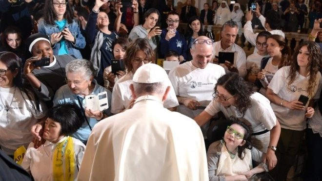 Francisco saluda a los  jóvenes genoveses