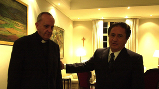Bergoglio y Duhalde en 2002, cuando la Iglesia coordinó el "Diálogo Argentino"